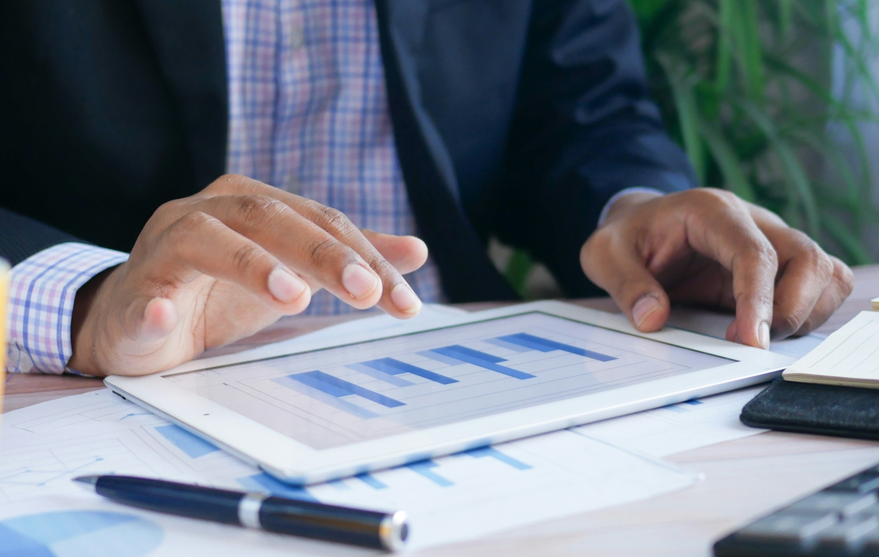 Beratung Clinical Solutions - Basischeck Beratung Clinical Solutions – Basischeck. Bild zeigt eine Person die aufbereitete Daten vorstellt.