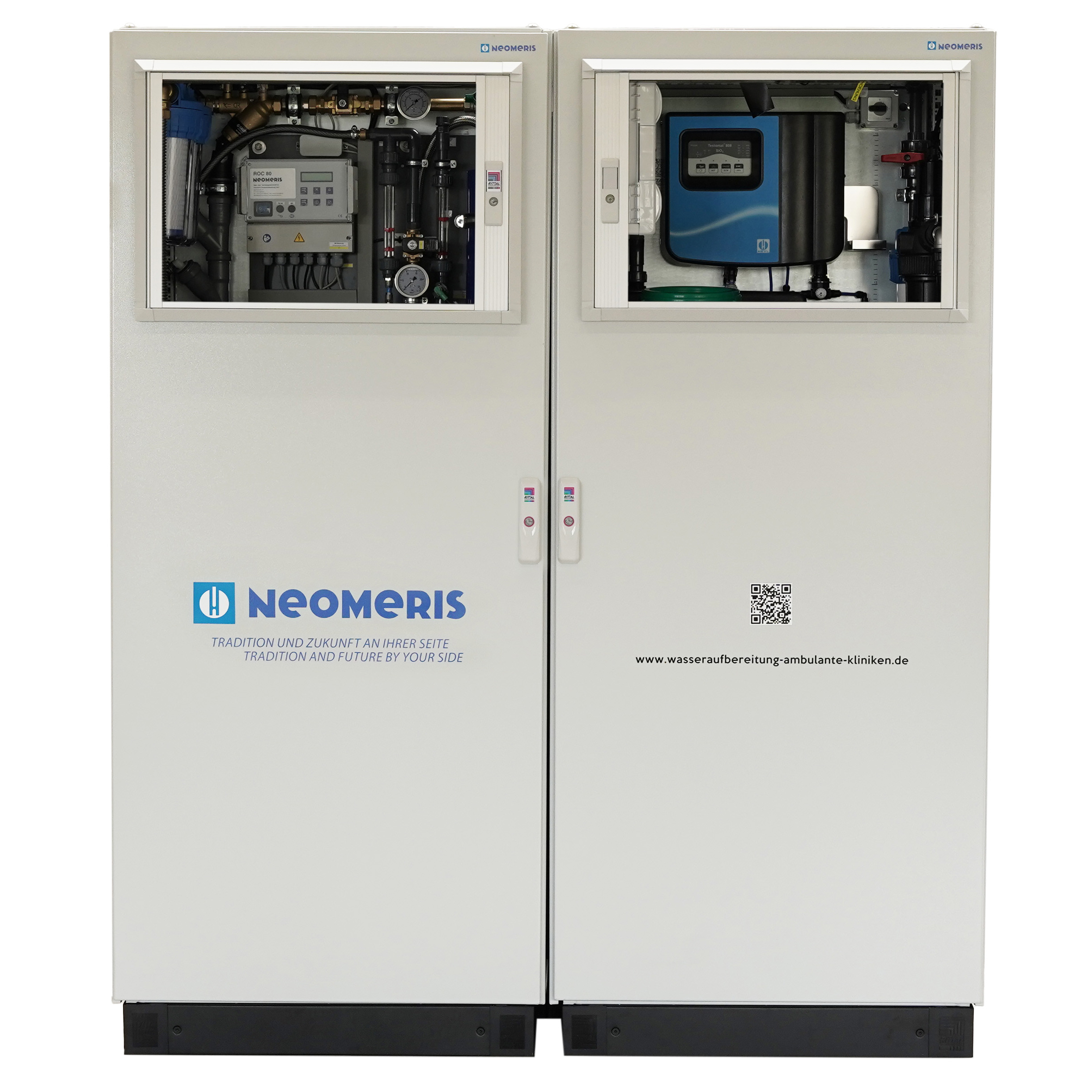 NeoDeWa Wasseraufbereitungsanlage ambulante Kliniken, inkl. Hebeanlage, UV-Anlage, Pyrogenfilter, Aqua-Stop,  Auffangwannen, Sichtfenster und NeoTecMaster Wasseraufbereitungsanlage Schrank, zwei weiße Schranktüren, Neomeris Branding VE-Anlage geschlossen, Doppel-Modul in Rittal-Schrank, Platzsparendes Design Schrankgehäuse, Frontansicht modulare Aufbereitungsanlage, schlicht ,