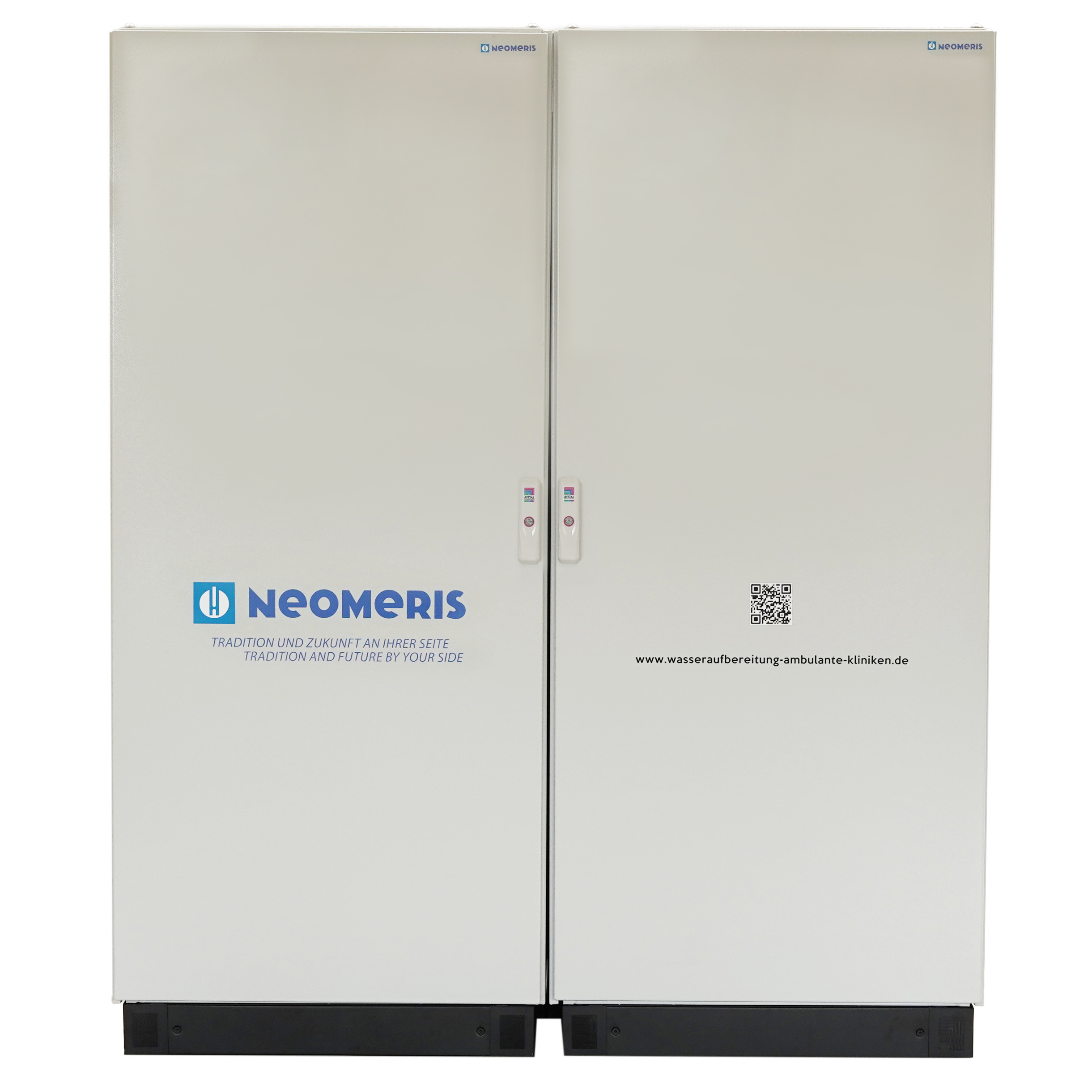 NeoDeWa Wasseraufbereitungsanlage ambulante Kliniken, inkl. Hebeanlage, UV-Anlage, Pyrogenfilter, Aqua-Stop,  Auffangwannen und NeoTecMaster Wasseraufbereitungsanlage Schränke, zwei weiße Schranktüren, Neomeris Branding VE-Anlage geschlossen, Doppel-Modul in Rittal-Schrank, Platzsparendes Design Schrankgehäuse, Frontansicht modulare Aufbereitungsanlage, schlicht