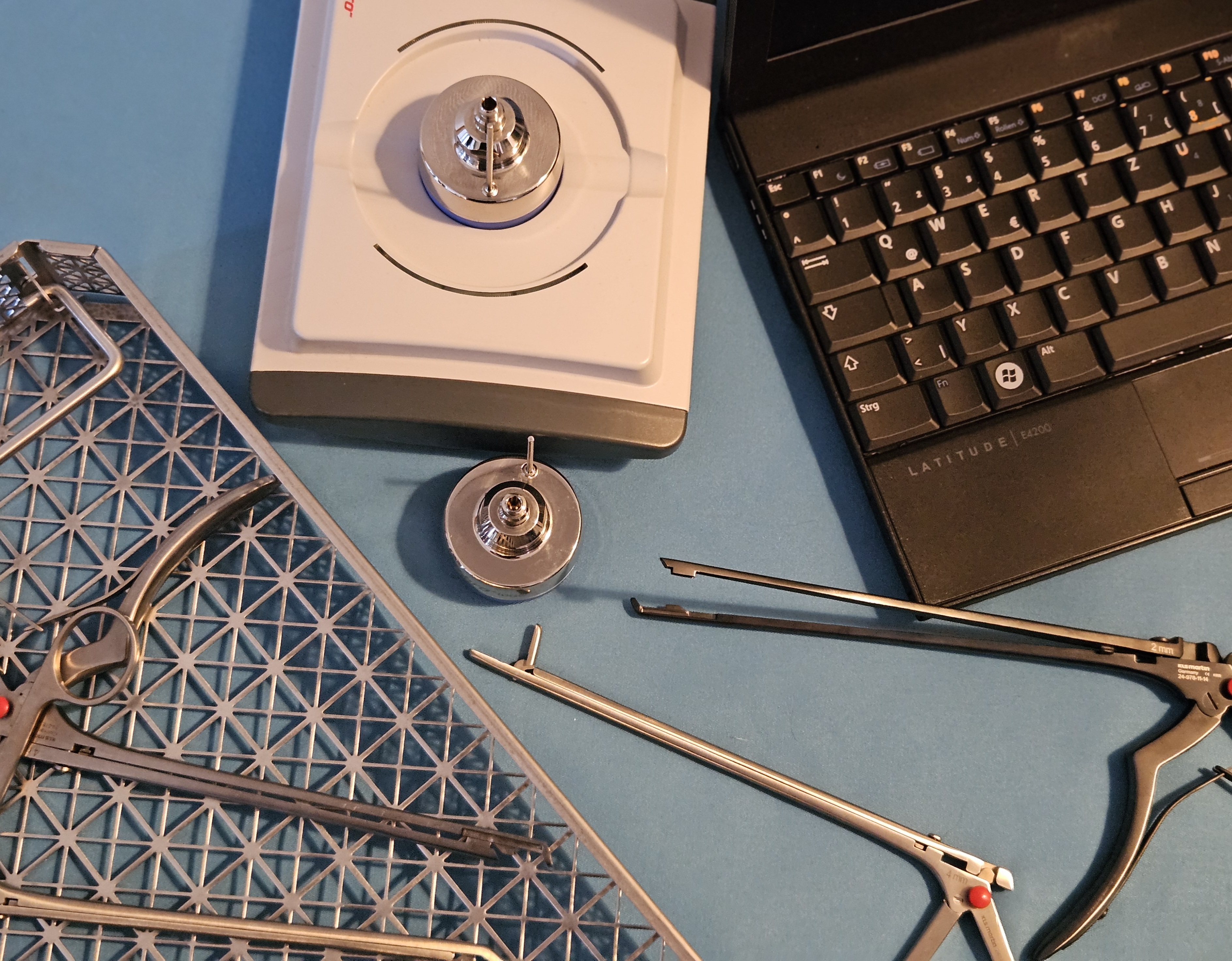 Beratung Clinical Solutions - Validierung des Medienprozesses und der Wasseraufbereitung Beratung Clinical Solutions - Validierung des Medienprozesses und der Wasseraufbereitung. Foto zeigt medizinische Instrumente und eine Tastatur.