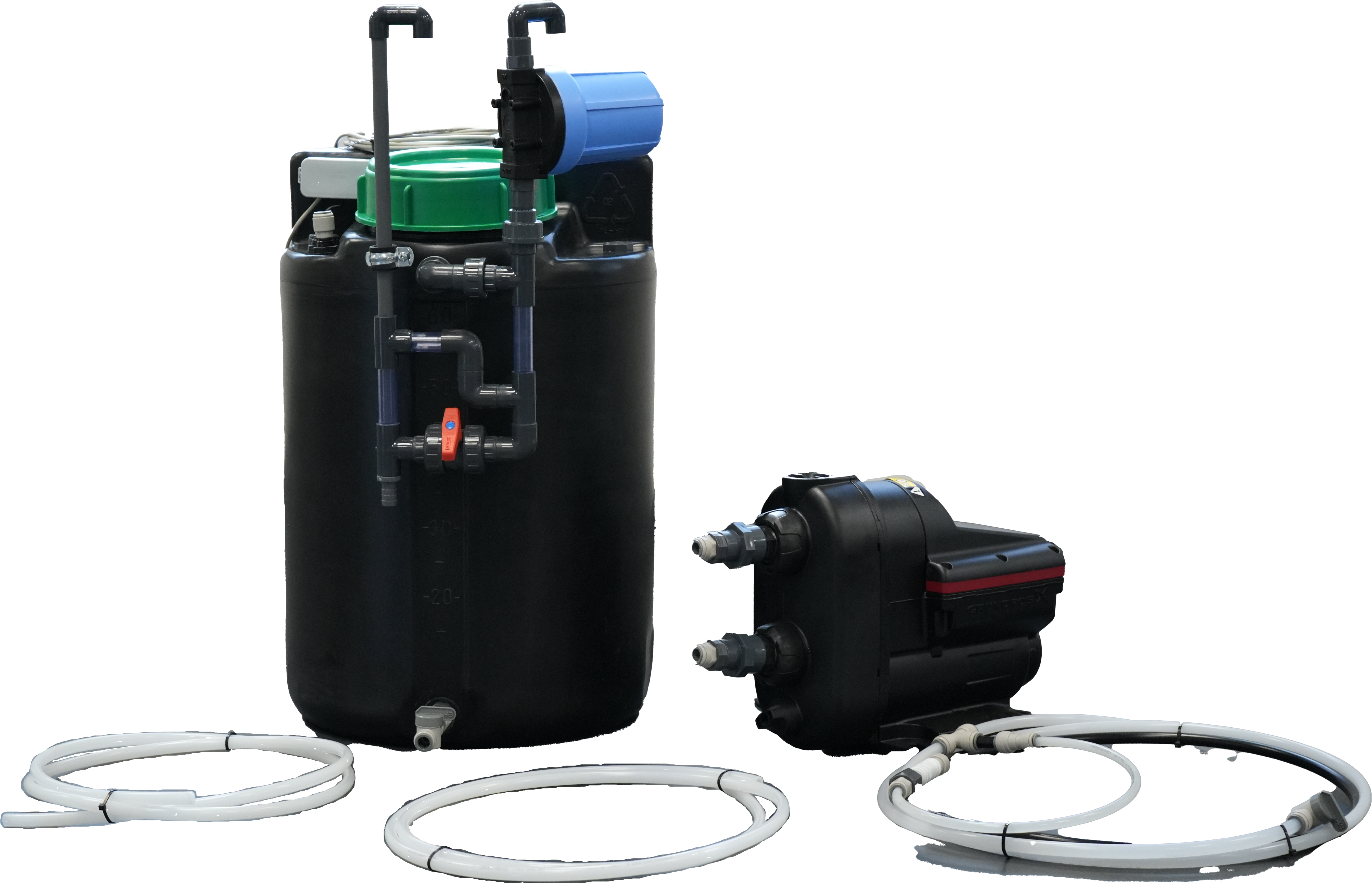 Druckerhöhungsstation mit 100 l Permeatspeicher, drei Schläuche, ein 100 Liter Tank und eine Pumpe