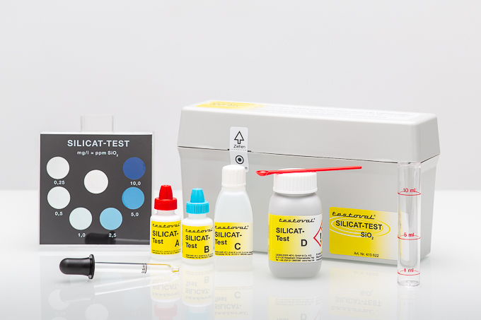Testoval Silikat Testbesteck Testoval Silikat Testbesteck, Frontansicht des Testkits mit Farbvergleichsgerät und Reagenzien, kompakte Verpackung
